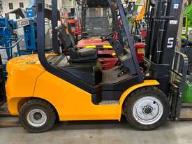 UN Forklift 2.5T Gas: Forklifts Australia - The Industry Leader - picture0' - Click to enlarge