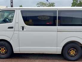 Toyota Hiace 200 - picture2' - Click to enlarge