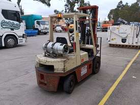 Nissan PH02 LPG Forklift - picture2' - Click to enlarge