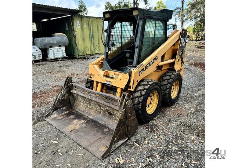 caption MUSTANG 2054 SKID STEER