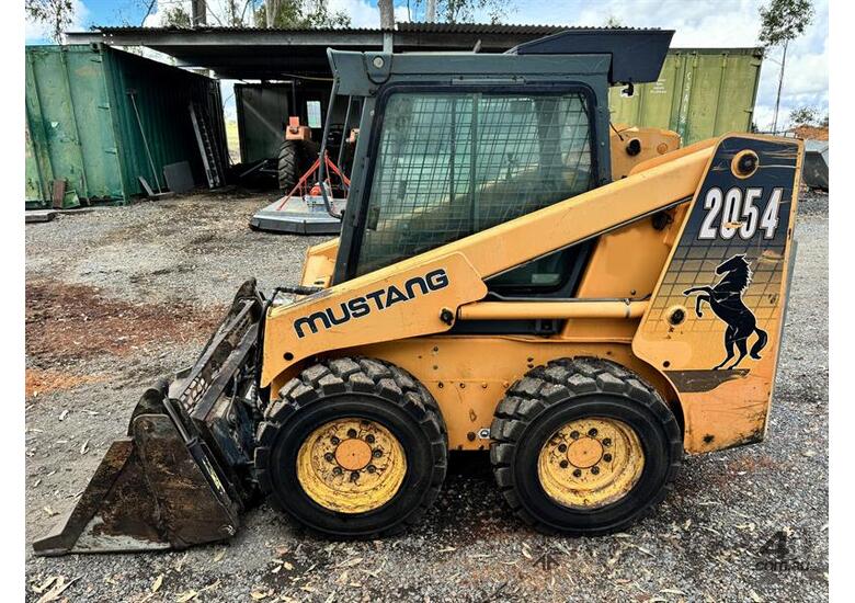 caption MUSTANG 2054 SKID STEER