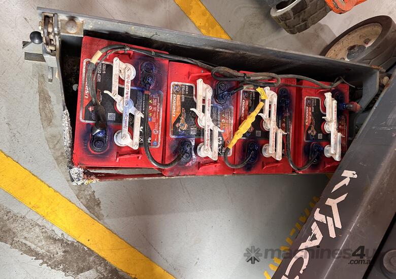 2016 Skyjack SJ3215 2016 Electric Scissor Lift image 4