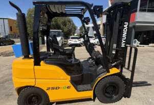 Hyundai 25 Tonne Diesel Forklift