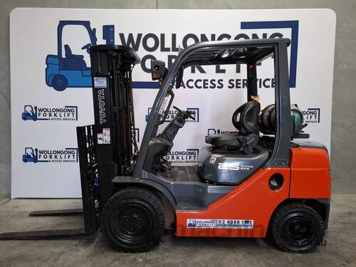 caption Wollongong Forklift: Toyota 2.5T LPG, 3-Stage Container Mast, 4.5m Lift!