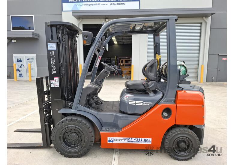 caption Wollongong Forklift: Toyota 2.5T LPG, 3-Stage Container Mast, 4.5m Lift!
