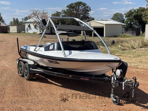 2013 HALLETT STINGER SKI BOAT 