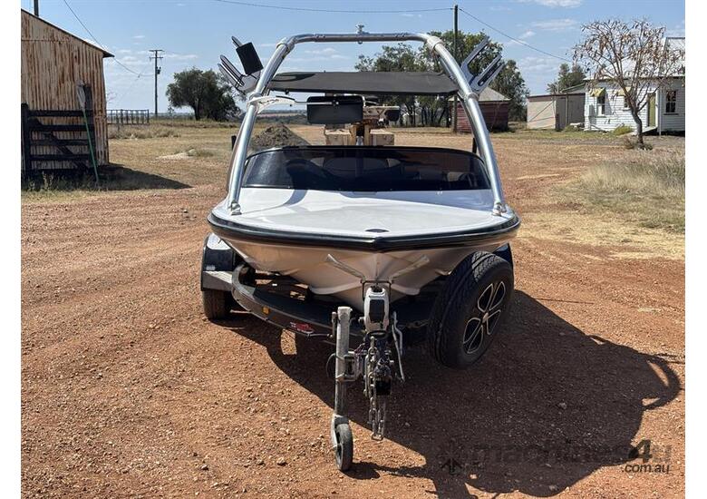2013 HALLETT STINGER SKI BOAT 