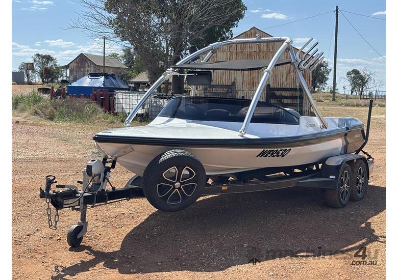 2013 HALLETT STINGER SKI BOAT 