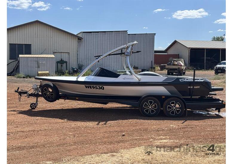 2013 HALLETT STINGER SKI BOAT 