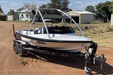 Hallett 2013   STINGER SKI BOAT