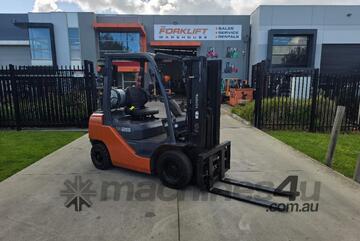 Toyota Forklift 2.5T Container Mast with Tyne Positioners (Unit#:AU418)