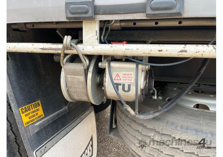 2018 Nixon Engineering Two Axle Tandem Axle Pig Trailer (Curtainsider)