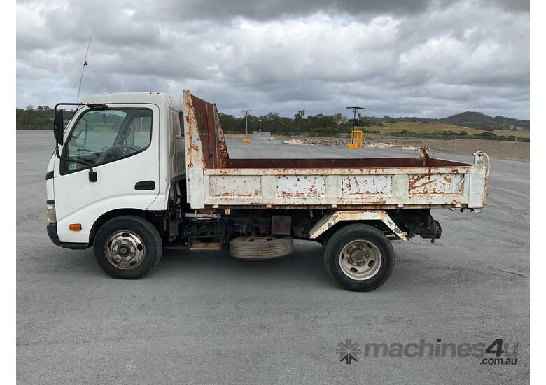 2006 Hino Dutro U305 Tipper