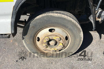 Isuzu 2006   NPR Table Top