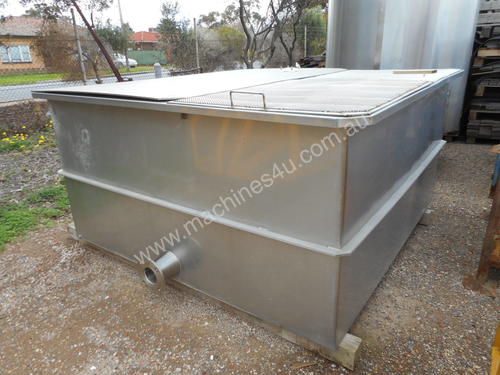 4000 LTR STAINLESS STEEL TANK