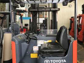 TOYOTA 6FBRE16 REACH TRUCK 6-8M LIFT NEW BATTERY - picture2' - Click to enlarge