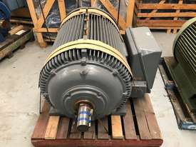 400 kw 530 hp 4 pole 415 v AC Electric Motor - picture1' - Click to enlarge