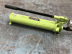 Larzep Hydraulic Porta Power Hand Pump Two Speed c/w Hose & Gauge W22307 - picture0' - Click to enlarge