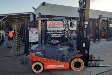 ACTIVE FORKLIFTS - Electric Forklift Toyota 2.5 Ton 4 Wheel 2012 Model 4.5m Lift Height ACTIVE FORKLIFTS - Electric Forklift Toyota 2.5 Ton 4 Wheel 2012 Model 4.5m Lift Height