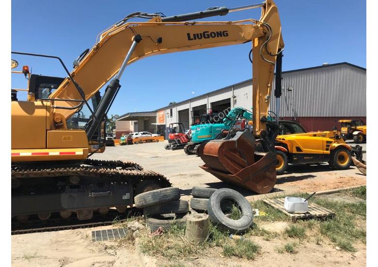 caption 2016 LiuGong 930 Excavator - 30T with only 300 hrs