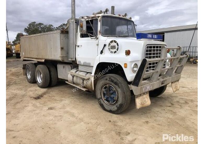 caption 1976 Ford 9000