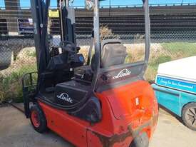 Linde Electric 1.6T Forklift with brand new batteries - picture0' - Click to enlarge