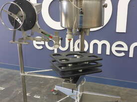 ICON HANDIFILLER & CAPPER - SUITABLE FOR A RANGE OF PLASIC OR GLASS BOTTLES - picture0' - Click to enlarge