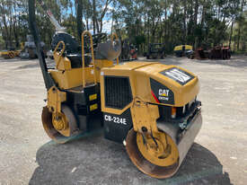 Caterpillar CB224E Vibrating Roller Roller/Compacting - picture2' - Click to enlarge