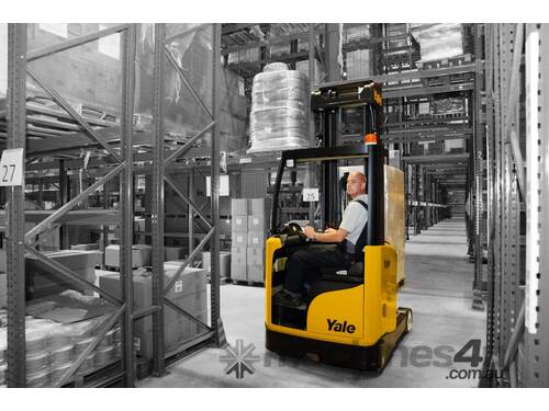 Sit- on Moving Mast Reach Truck