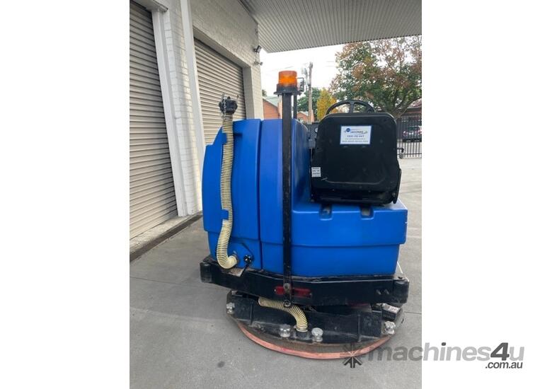 caption American Lincoln SC7730 Battery Ride On Sweeper/Scrubber