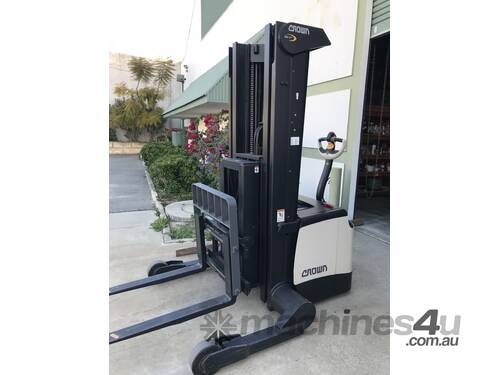 CROWN ELECTRIC WALKIE REACH TRUCK/STACKER