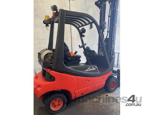 Linde H20-350 2.0 tonne Triplex Mast, Lift height 6220mm / 2725 Closed Height, Twin Pedal, Sideshift