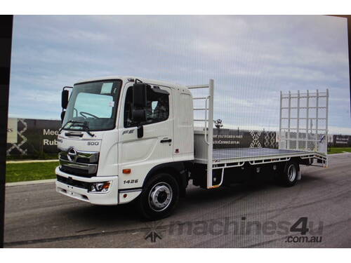 HINO FE 500 BEAVERTAIL TRUCK WITH NEW CAB DESIGN, 8.500M LONG TRAY, FULL HYDRAULIC RAMP, AND FACTORY