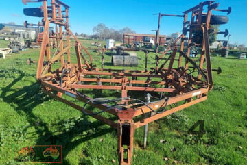 (8169) IH Cultivator - Vibrashank 45 Tyne (Tongala, VIC)