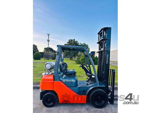 caption 2013 TOYOTA 2.5T 32-8FG25 8 SERIES TOYOTA FORKLIFT