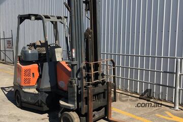 AISLE-MASTER 20S Narrow Aisle Forklift