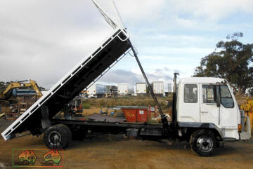 (8652) 1990 Mitsubishi FK-415 Flat Tray Tipper (Maryborough, VIC)