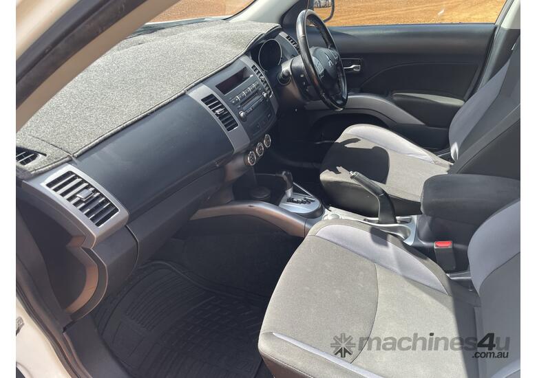 caption 2011 Mitsubishi Outlander LS Petrol