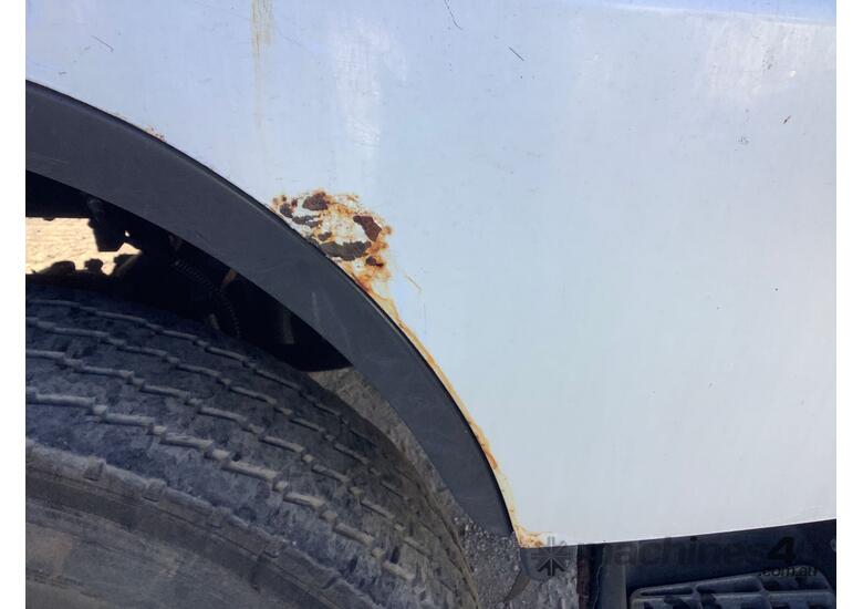 caption 2006 Hino GT1J EWP
