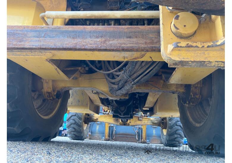 caption 2010 Komatsu WB93R-5EO 4x4 Backhoe/Loader