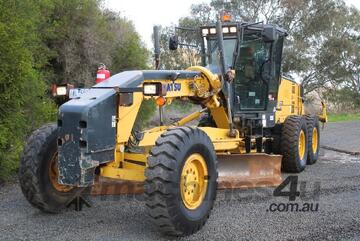 Komatsu 2016   555-5