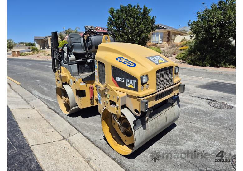 caption 2018 CATERPILLAR CB2.7 DOUBLE DRUM ROLLER U4825