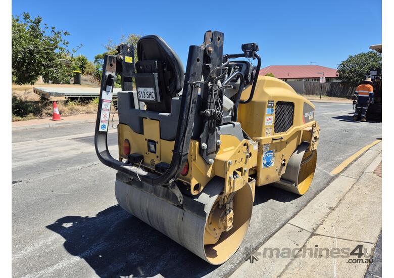 caption 2018 CATERPILLAR CB2.7 DOUBLE DRUM ROLLER U4825