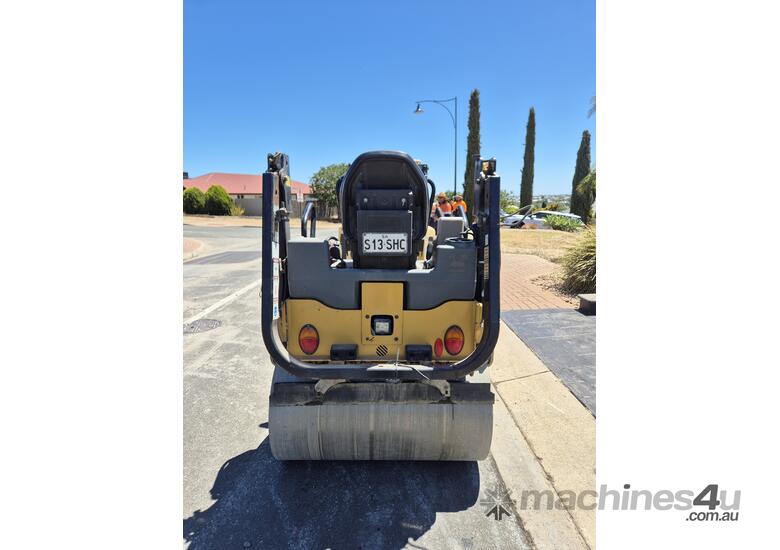 caption 2018 CATERPILLAR CB2.7 DOUBLE DRUM ROLLER U4825