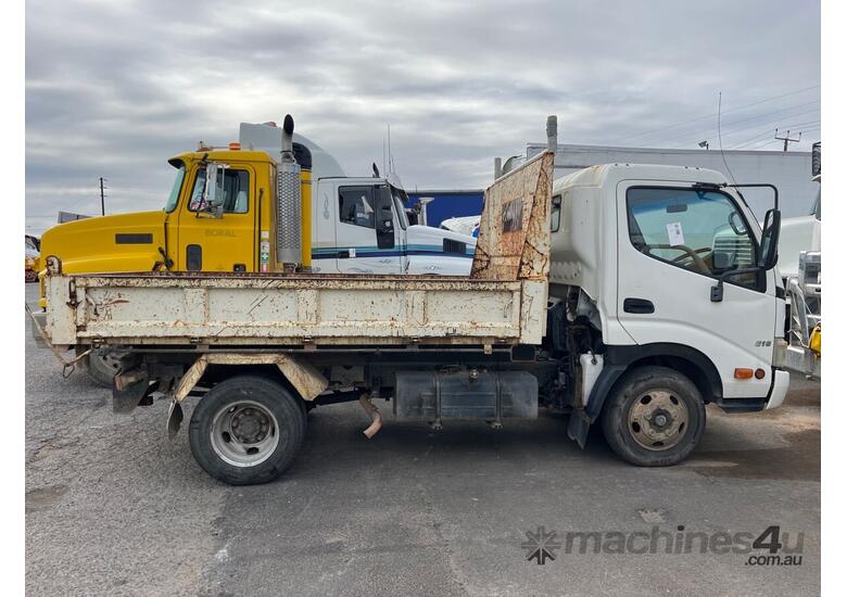 caption 2009 Hino 300 616 Tipper