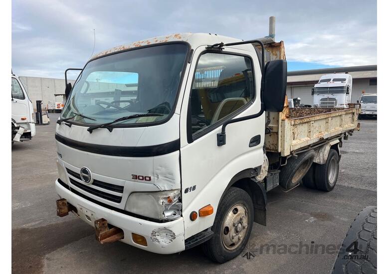 caption 2009 Hino 300 616 Tipper