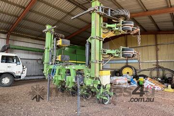 2017 BOSS 8 ROW PRECISION PLANTER