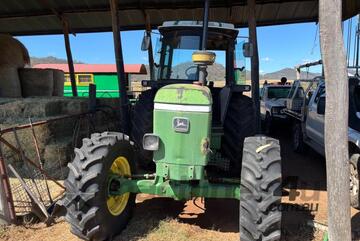 John Deere   3140