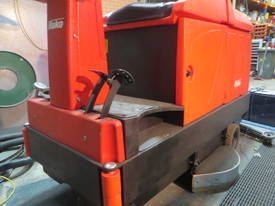Hako B910 Ride on scrubber - picture0' - Click to enlarge