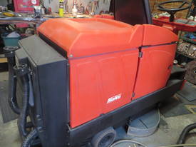 Hako B910 Ride on scrubber - picture1' - Click to enlarge